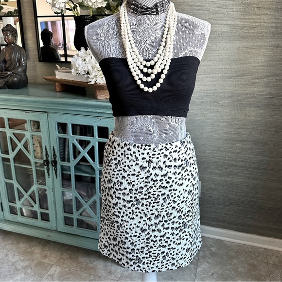 LOFT Black & White Animal Print Mini Skirt Size Small (P) - Picture 2 of 12